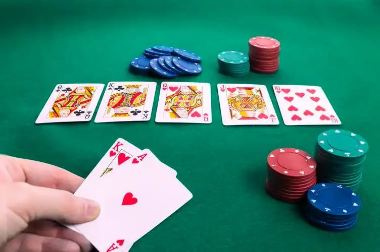 Antarmuka permainan Phoenix Rises di ya togel menampilkan gulungan, simbol khusus, dan kontrol taruhan